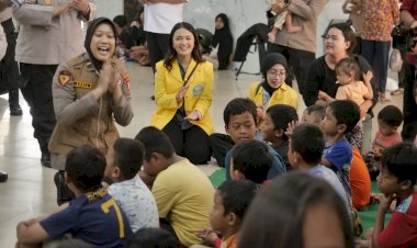 Polri Bersama Mahasiswa Beri Trauma Healing ke Korban Banjir Ciliwung