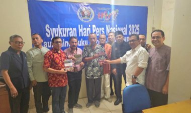 Keakraban Warnai Acara Buka Puasa PWI dan Peluncuran Buku Pernak Pernik HPN 2025