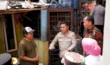 Kapolda Metro Jaya Irjen Pol Karyoto Tinjau Pengungsian Warga Terdampak Banjir di Pancoran