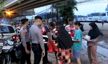 Korps Sabhara Polri Terjunkan Watergen dan Dapur Lapangan untuk Bantu Warga Terdampak Banjir di Rawajati