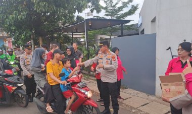 Kapolsek Duren Sawit Gelar Pembagian Takjil Bersama Ibu Bhayangkari untuk Masyarakat