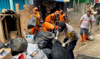 Bhabinkamtibmas Bidaracina Bersama Tiga Pilar Laksanakan Kerja Bakti Pasca Banjir di Tanjung Lengkong