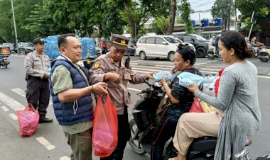 Polsek Ciracas Bagikan 200 Paket Takjil untuk Masyarakat Pengguna Jalan di Bulan Ramadhan