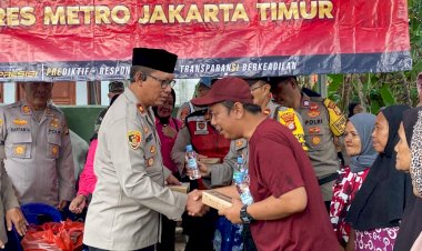 Polsek Kramatjati Bagikan Makanan dan Pakaian untuk Warga Terdampak Banjir