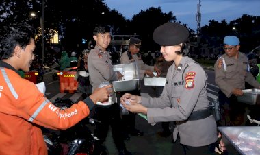 Polres Metro Jakarta Pusat Buka Dapur Lapangan dan Bagikan Takjil di Sekitar Monas