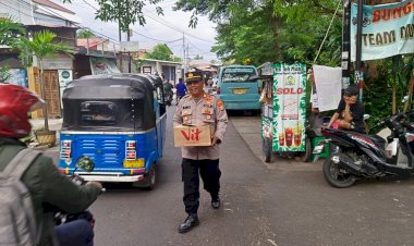 Polsek Matraman Bagikan 100 Takjil Ramadan untuk Warga Palmeriam