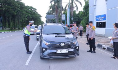 Kapolres Metro Bekasi Bagikan Takjil Kepada Pengguna Jalan di Traffic Light Jurong