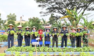 Lanud Husein Sastranegara dan Masyarakat Panen Sayur Mayur
