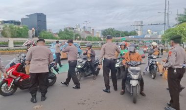 Bagi-bagi Takjil, Polisi Ditpamobvit PMJ Gelar Buka Puasa Bareng Warga di Depan DPR