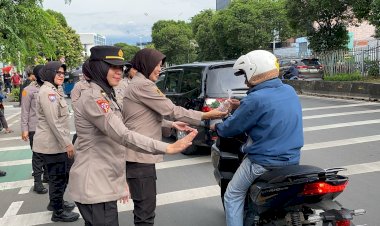 Kapolsek Matraman Bersama Mahasiswa UIJ Gelar Bakti Sosial Pembagian Takjil dan Air Mineral di Bulan Suci Ramadhan