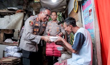 Bakti Sosial Kapolres Metro Jaktim, Bagikan 300 Paket Nasi Box untuk Warga di Wilayah Slum Area