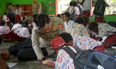 Satgas Ops Damai Cartenz Ajak Anak-anak Belajar dan Bermain di Rumah Pintar