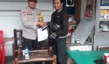 Bhabinkamtibmas Polsek Kebon Jeruk Bantu Warga Kembalikan Handphone Hilang