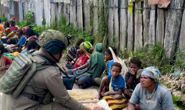 Satgas Ops Damai Cartenz-2025 Perkuat Hubungan Dengan Masyarakat, Sapa Mama-Mama Penjual Lokal di Intan Jaya