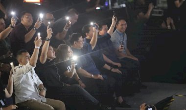 Di Konser Ari Lasso, Prabowo Nyalakan Flash Light Handphone Saat Lagu “Lirih”