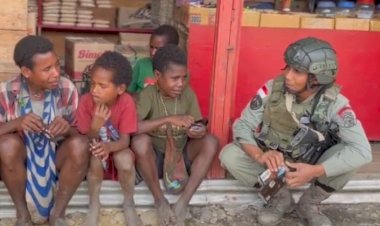 Personel Operasi Damai Cartenz-2025 Bangun Kebersamaan dengan Anak-Anak di Intan Jaya