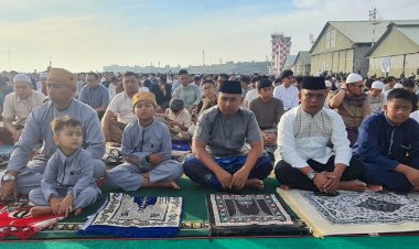 Keluarga Besar Lanud dan Masyarakat Sekitar Laksanakan Sholat Idul Fitri di Apron Lanud Husein Sastranegara