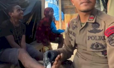 Peduli Kesehatan, Personel Ops Damai Cartenz 2025 Beri Pengobatan Anak Terluka di Intan Jaya