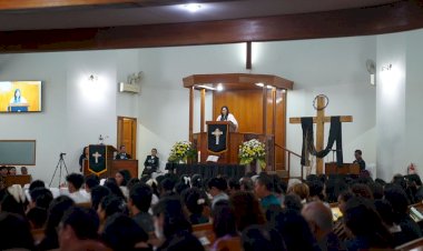 Pastikan Ibadah Misa Berjalan Lancar, Personel Korbrimob Pengamanan di Gereja Paroki Santo Thomas dan GPIB Gideon