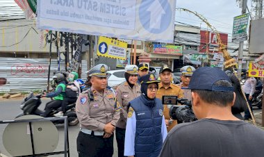 Uji Coba Sistem Satu Arah, Polsek Ciputat Timur Laksanakan Gatur Lalin di Simpang Perintis