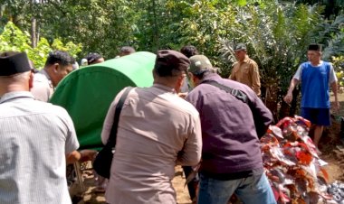 Anggota Polsek Buluspesantren Ikut Menggali Makam demi Bantu Sahabatnya