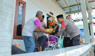 Polisi Beri Bantuan Kursi Roda bagi Lansia-Penderita Celebral Palsy di Bekasi