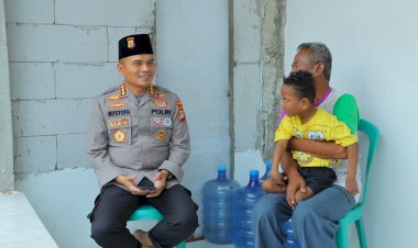 Polisi Beri Bantuan Kursi Roda untuk Penderita Celebral Palsy-Lansia di Bekasi dan Karawang