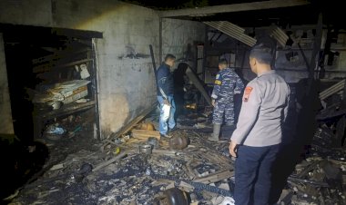 Sebelas Warung di Pantai Wonokerto Pekalongan Ludes Terbakar