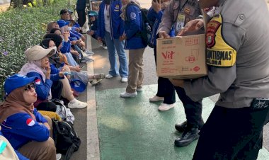 Polisi Bagikan 500 Duz Air Mineral Dan Permen Untuk Massa Buruh Di DPR
