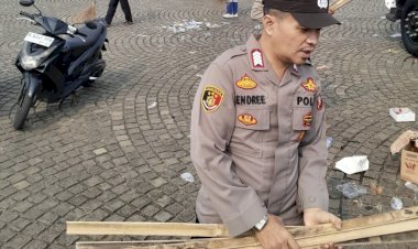 Personel Polri Sigap Bersih-bersih Kawasan Monas Usai May Day Fiesta