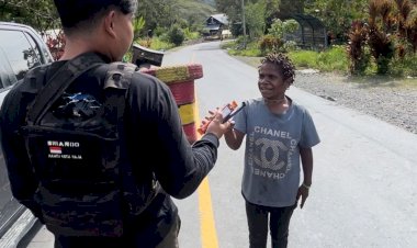 Wujud Nyata Kepedulian Polri, Personel Satgas Humas Ops Damai Cartenz 2025 Bagikan Sembako di Kampung Kulirik