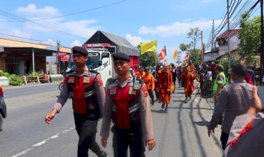 34 Biksu Mendapat Pengawalan Personel Polres Saat Melintas di Kabupaten Pekalongan