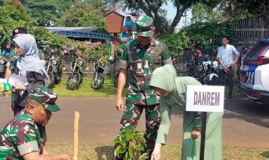 Sebagai Bagian Dari Penghijauan, Danrem 051/Wkt Didampingi Ketua Persit Kartika Chandra Kirana Tanam Pohon Alpukat Saat Pembukaan TMMD Ke-124