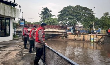 Patroli banjir Brimob Metro Jaya turunkan tim SAR