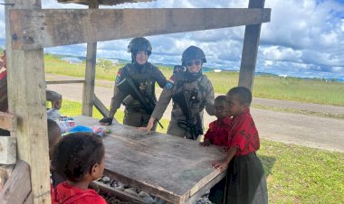 Patroli Dialogis Ops Damai Cartenz Sapa Anak-anak di Distrik Kenyam, Nduga