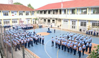 Danlanud Pimpin Upacara Bendera di SMK Angkasa Lanud Husein Sastranegara