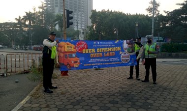 Sambut Indonesia Zero ODOL, Kanit Lantas Polsek Cikarang Selatan Sosialisasi Langsung ke Pengemudi Truk