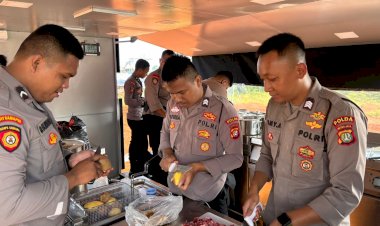 Polda Metro Jaya Gelar Dapur Lapangan untuk Bantu Pengungsi Kebakaran di Kapuk Muara