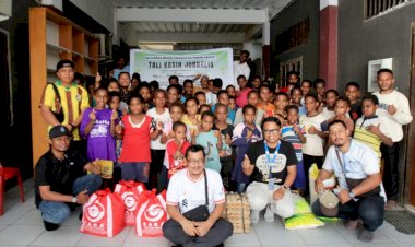 Keluarga Besar Jurnalis Tanah Papua Berikan Tali Kasih Kebutuhan Pokok di Jayapura