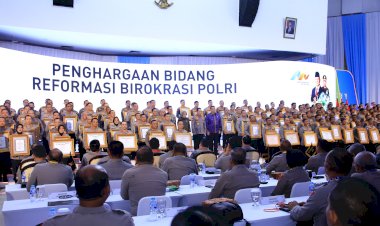 Kapolri Berikan Penghargaan Pembangunan Zona Integritas WBK Kepada Divisi Humas Polri