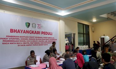 Kunjungi Raja Ampat, Ketum Bhayangkari Ny. Juliati Sigit Prabowo Salurkan Sembako hingga Gelar Khitanan Massal