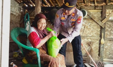 Sambut Hari Bhayangkara ke-79, Polsek Sukatani Salurkan Bantuan Sembako Door to Door ke Warga Kurang Mampu