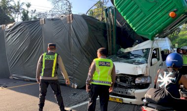 Truk Gagal Menanjak, Seret Minibus Hiace di Ampel, Jalur Solo–Semarang Sempat Tertutup Total