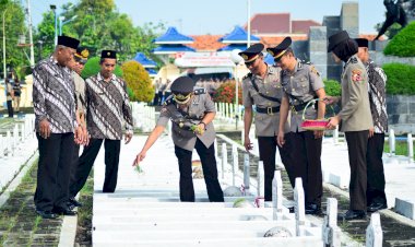 Jelang Hari Bhayangkara Ke 79, Kapolres Tegal Kota Pimpin Ziarah dan Tabur Bunga