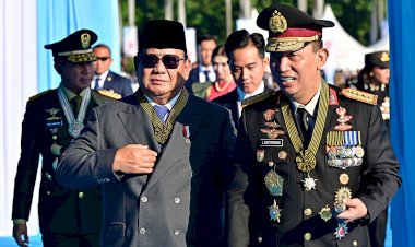 Kapolri dan Presiden Kenakan Tanda Kehormatan Bintang Bhayangkara Utama Saat Pimpin Upacara HUT Bhayangkara ke-79