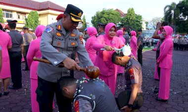 Prosesi Siraman Warnai Kenaikan Pangkat 40 Anggota Polres Pekalongan