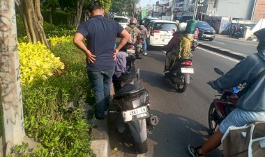 Diduga Akibat Rem Mendadak Pengemudi Pemotor Tabrak Mobil