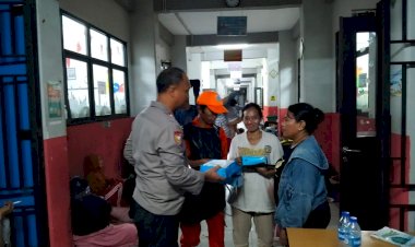 “Polisi di Tengah Banjir: Mengayomi Warga, Menjaga Harapan”