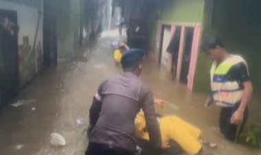 Tim SAR Brimob Metro Jaya Evakuasi Warga Terdampak Banjir di Kebon Pala