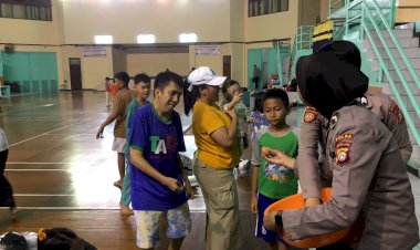 Ditpamobvit Polda Metro Jaya Salurkan 300 Paket Makanan untuk Warga Terdampak Banjir di Makasar, Jaktim